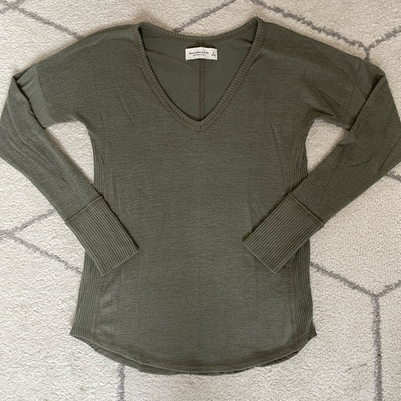 Abercrombie & Fitch Soft A&F Long Sleeve Green V-Neck - Picture 1 of 3